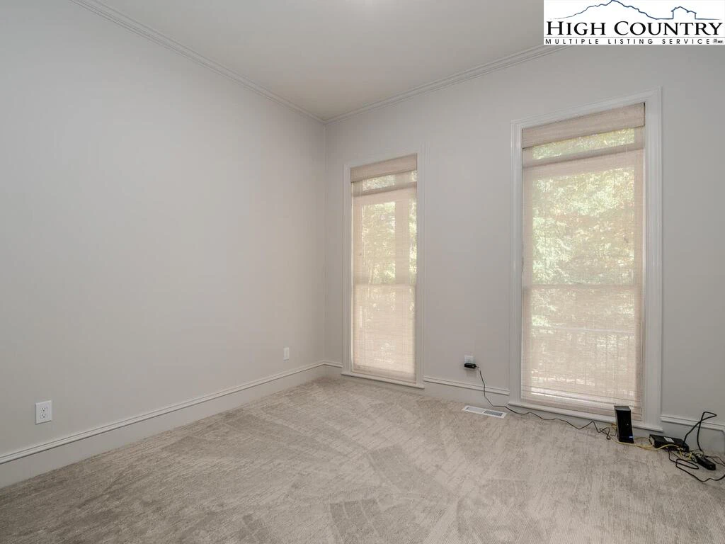 Image number 15 for the current listing