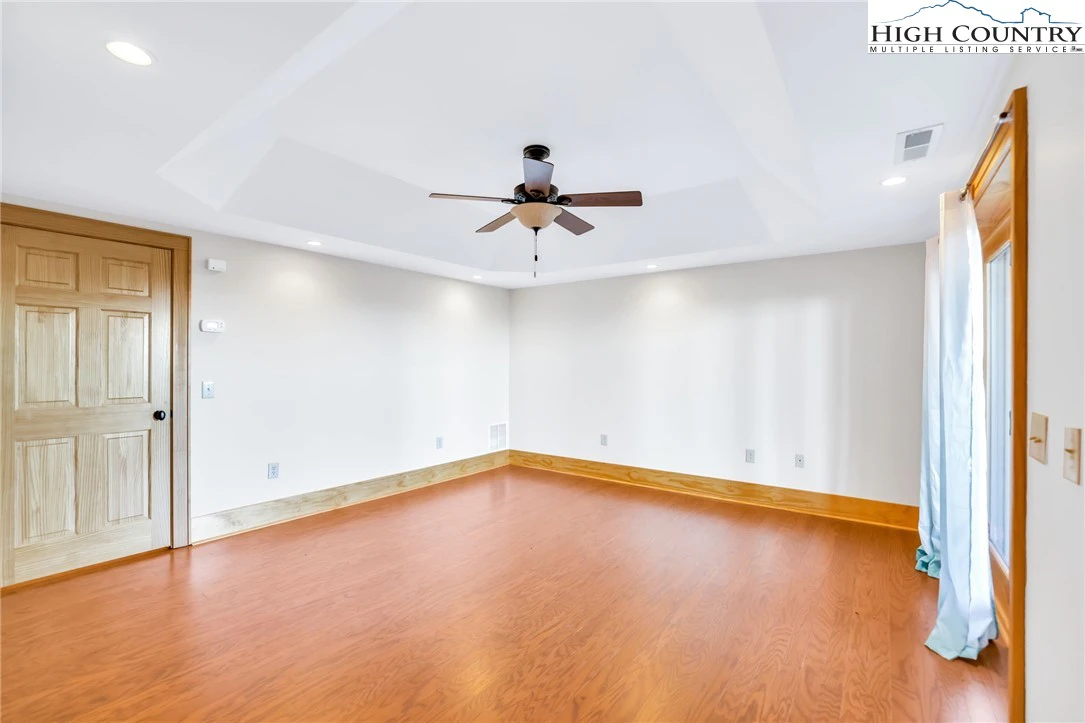 Image number 11 for the current listing