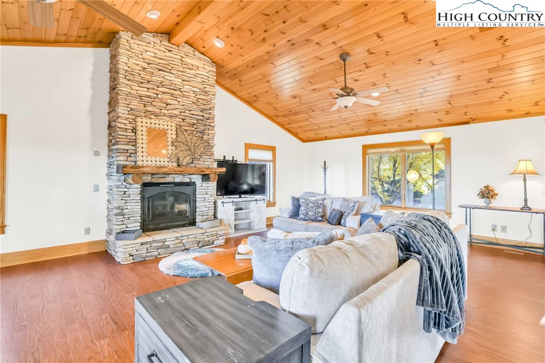 Image number 18 for the current listing