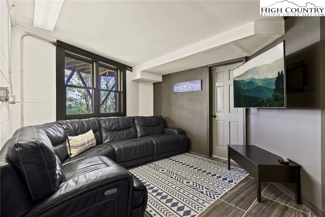 Image number 19 for the current listing
