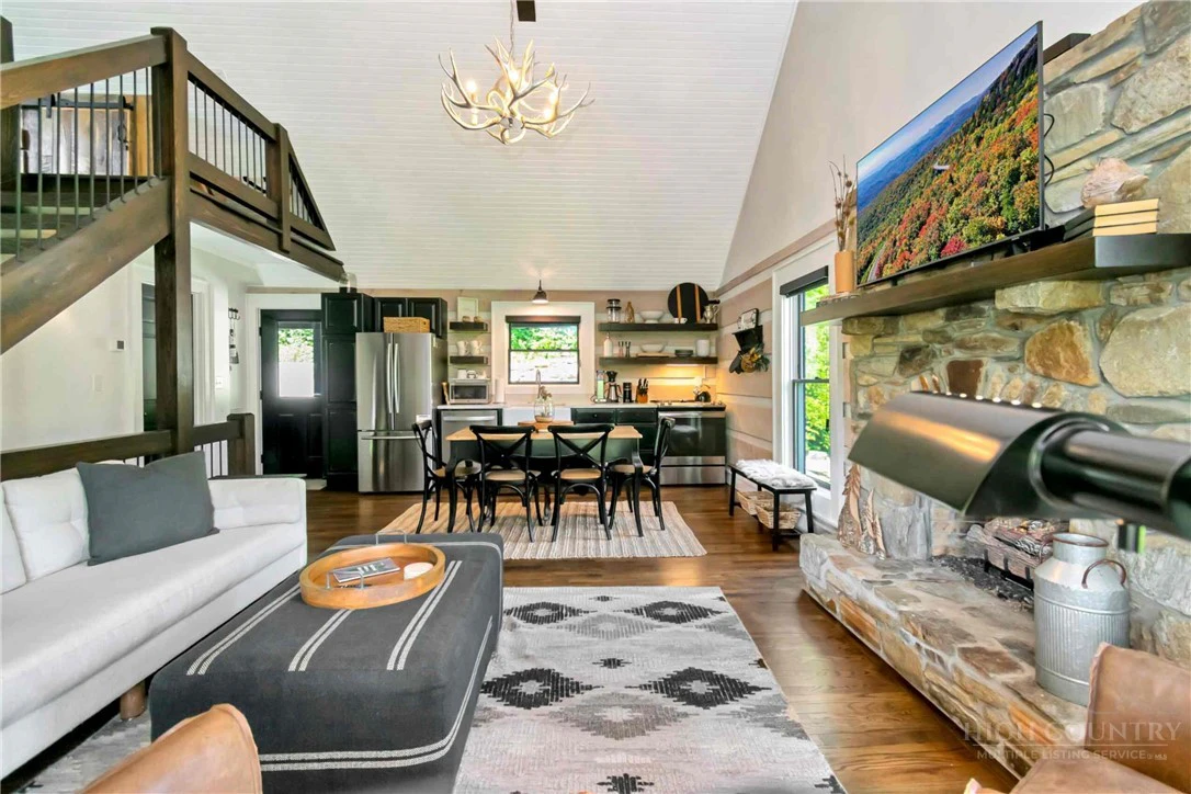 Image number 14 for the current listing
