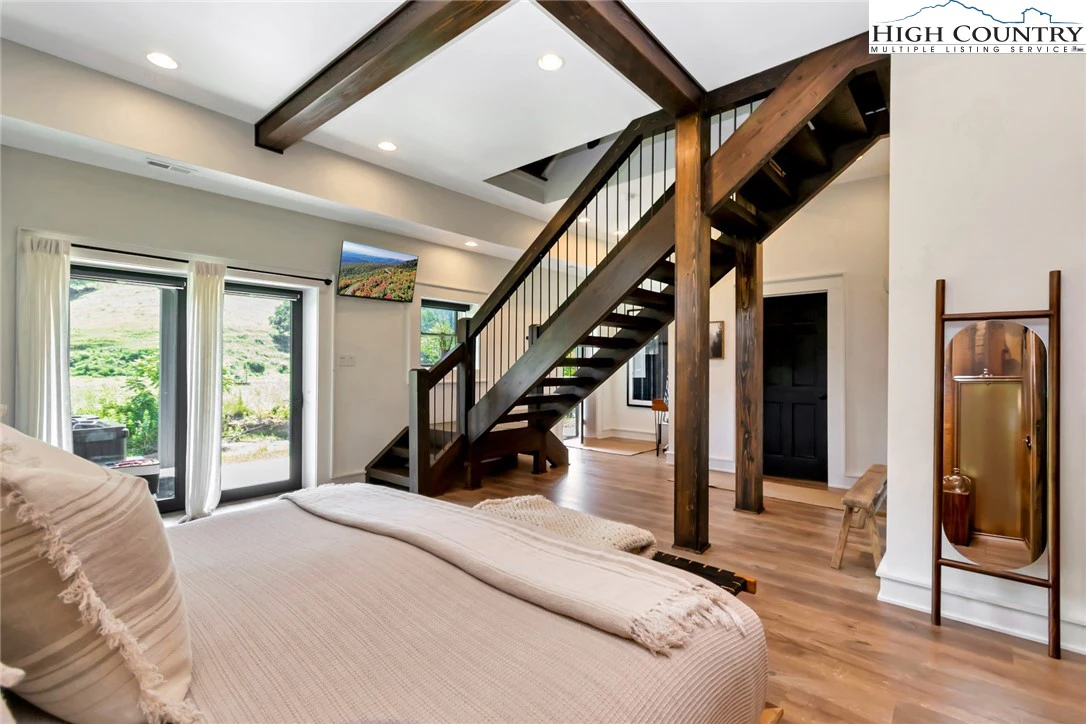 Image number 9 for the current listing