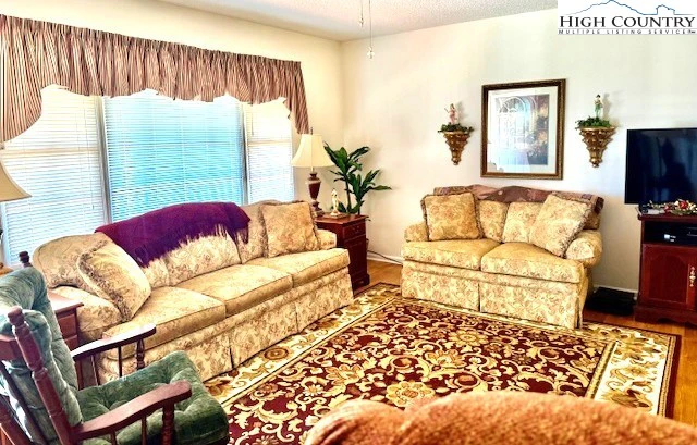 Image number 2 for the current listing