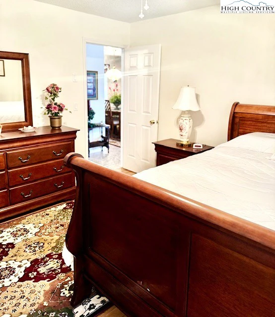 Image number 15 for the current listing