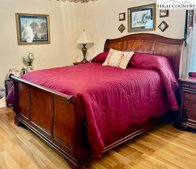 Image number 4 for the current listing