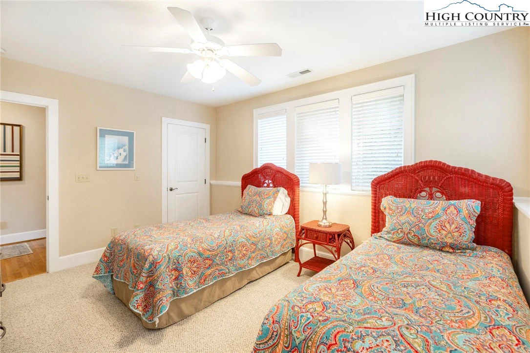 Image number 19 for the current listing