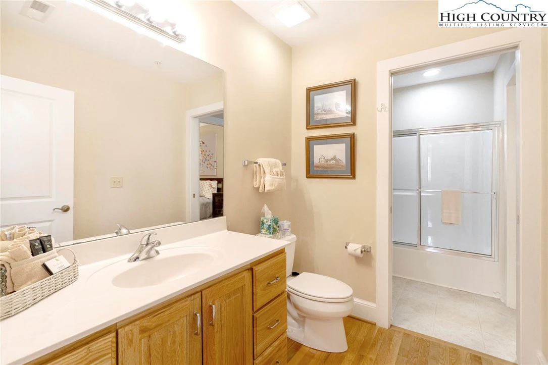 Image number 2 for the current listing