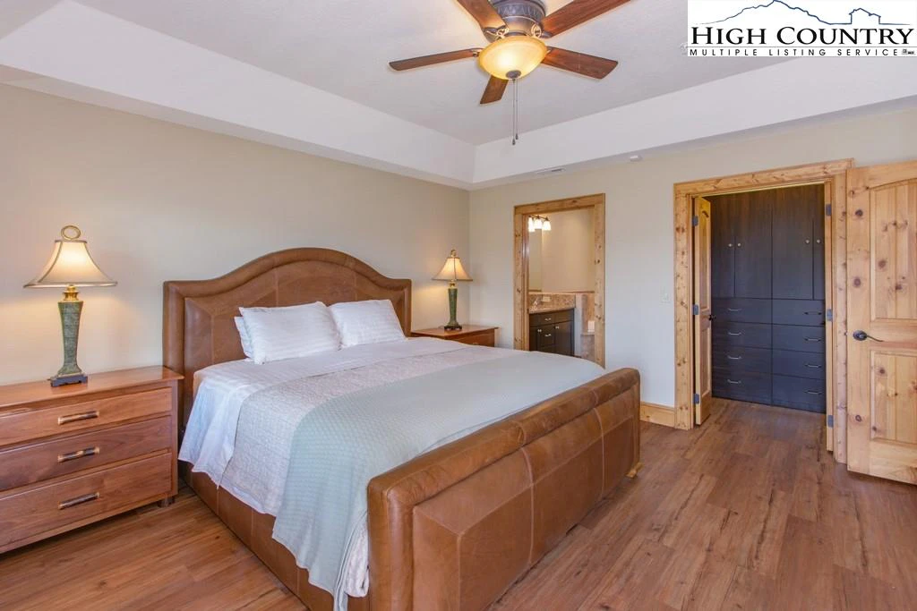 Image number 11 for the current listing