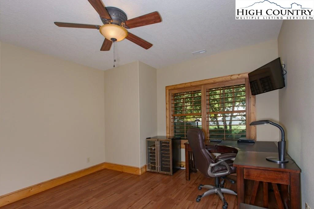 Image number 8 for the current listing