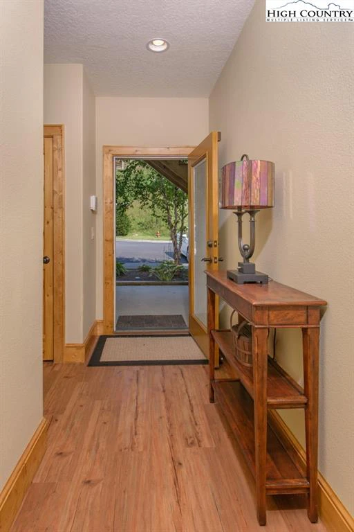 Image number 19 for the current listing