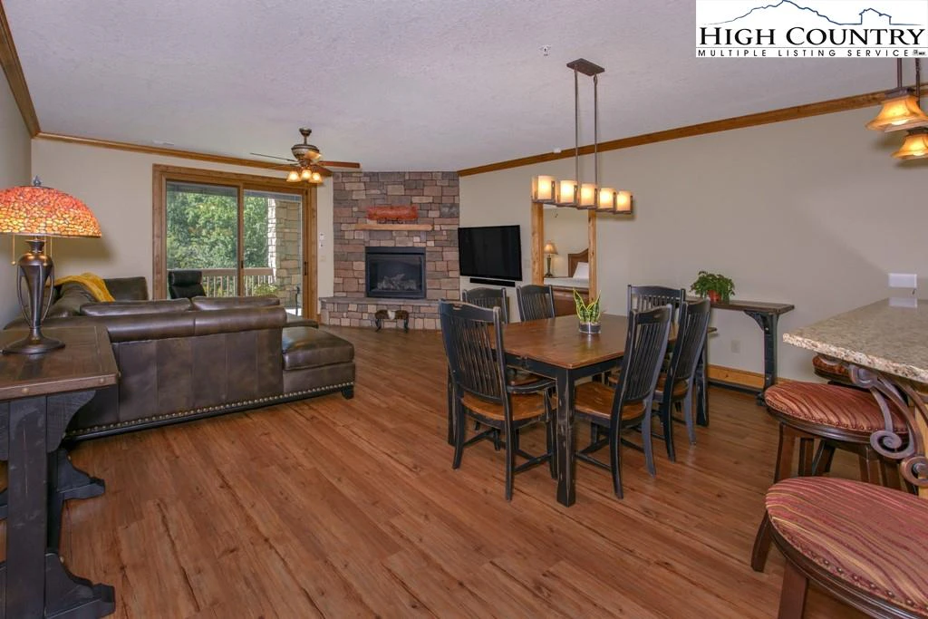 Image number 18 for the current listing
