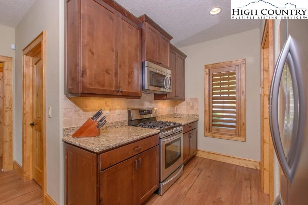 Image number 15 for the current listing