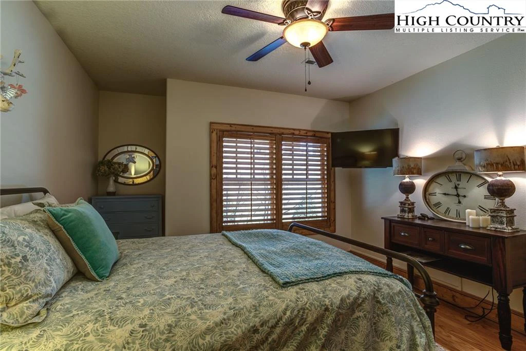 Image number 19 for the current listing