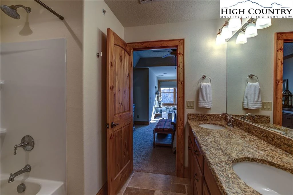 Image number 11 for the current listing