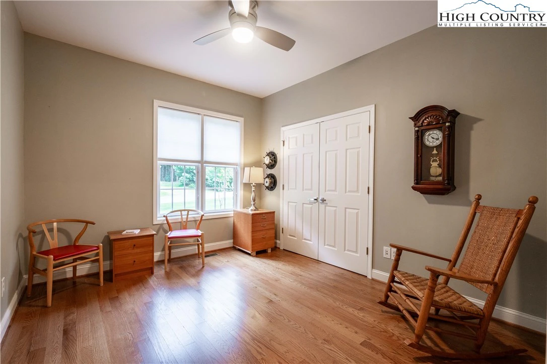 Image number 4 for the current listing