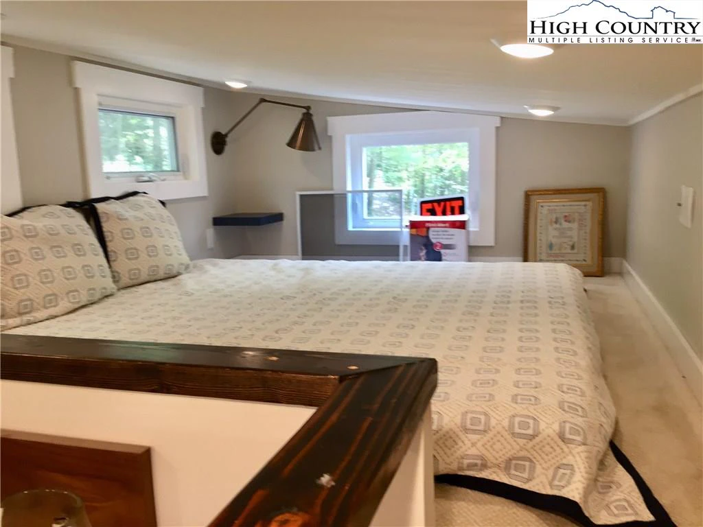 Image number 18 for the current listing