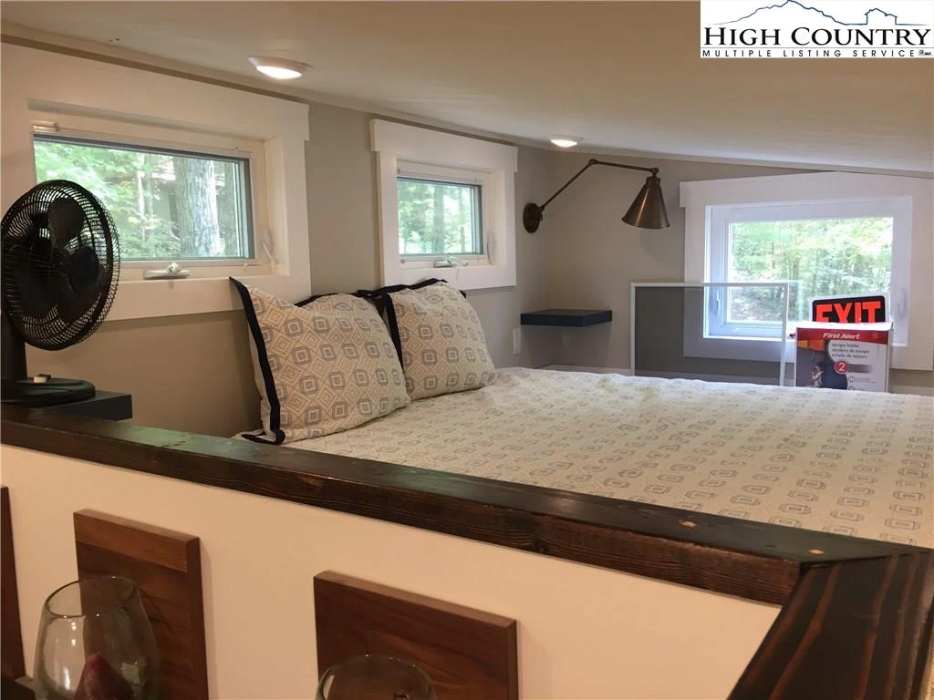 Image number 3 for the current listing