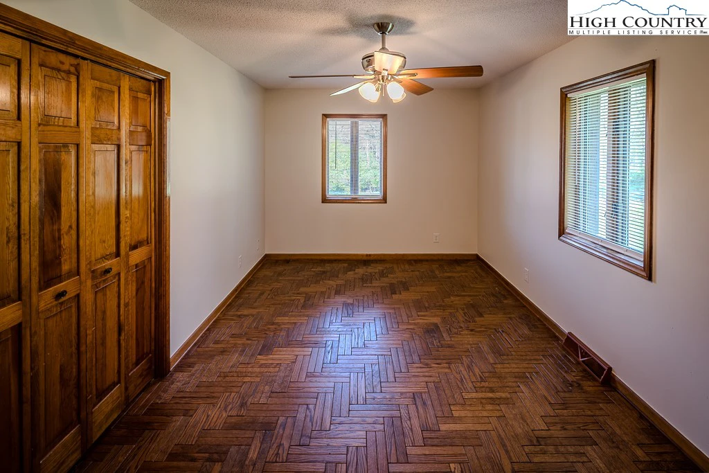 Image number 5 for the current listing