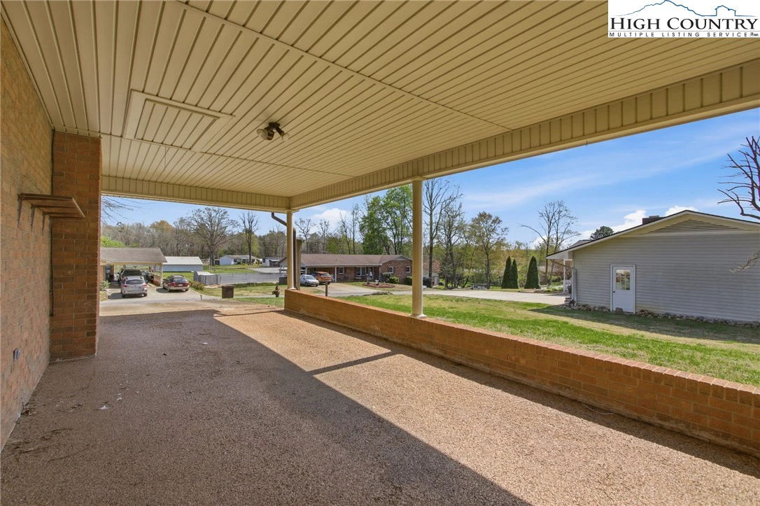 Image number 16 for the current listing