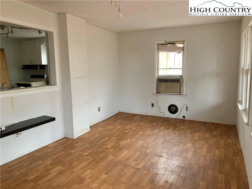 Image number 4 for the current listing