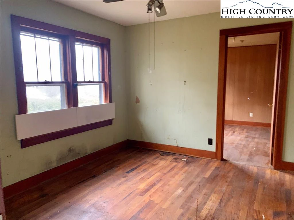 Image number 7 for the current listing