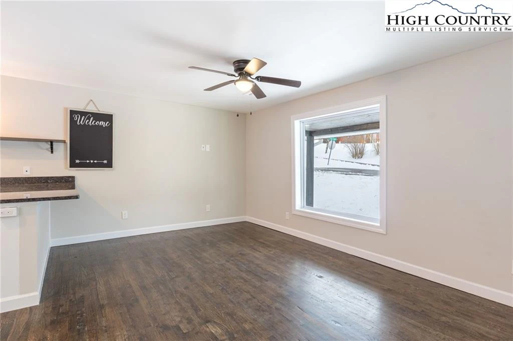 Image number 15 for the current listing
