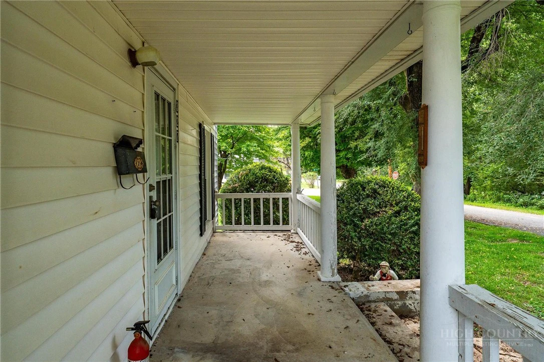 Image number 16 for the current listing