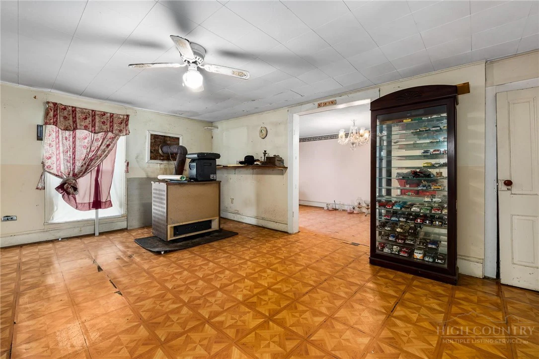 Image number 17 for the current listing