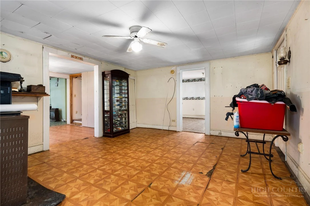 Image number 19 for the current listing