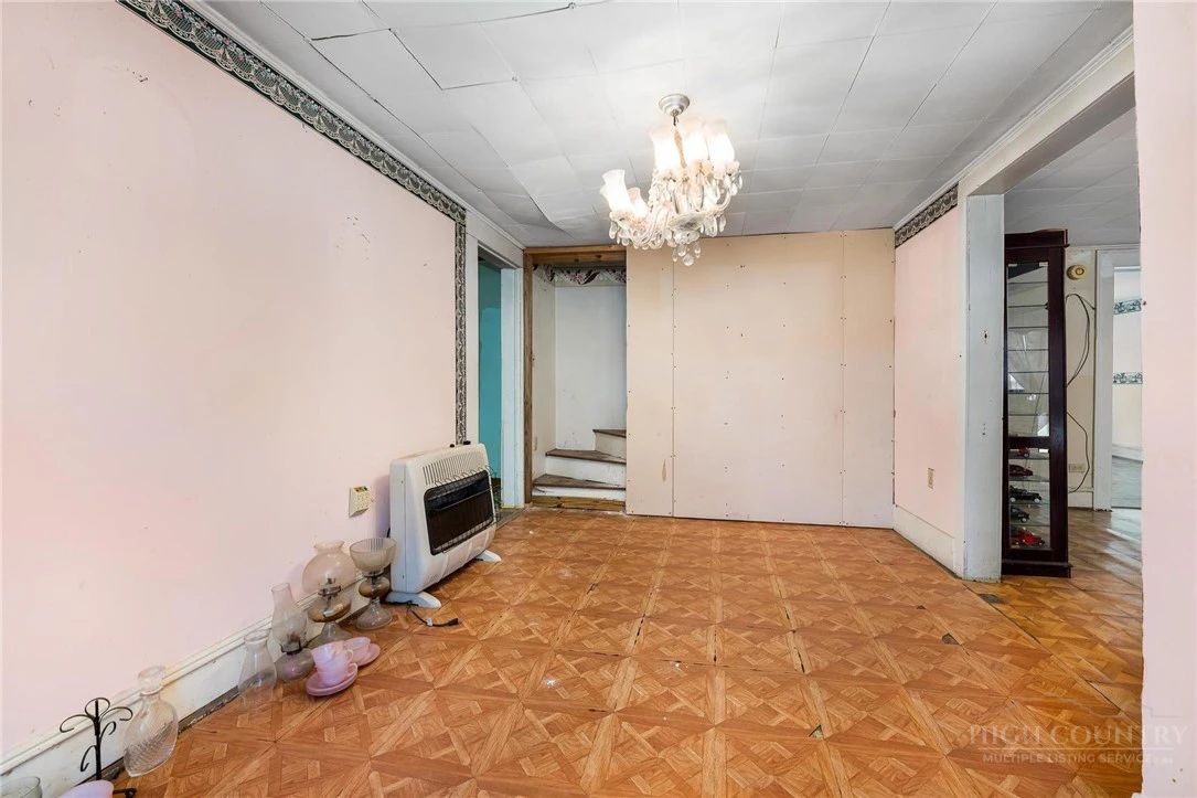 Image number 21 for the current listing