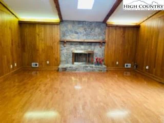 Image number 18 for the current listing