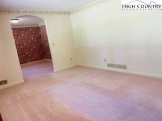 Image number 14 for the current listing
