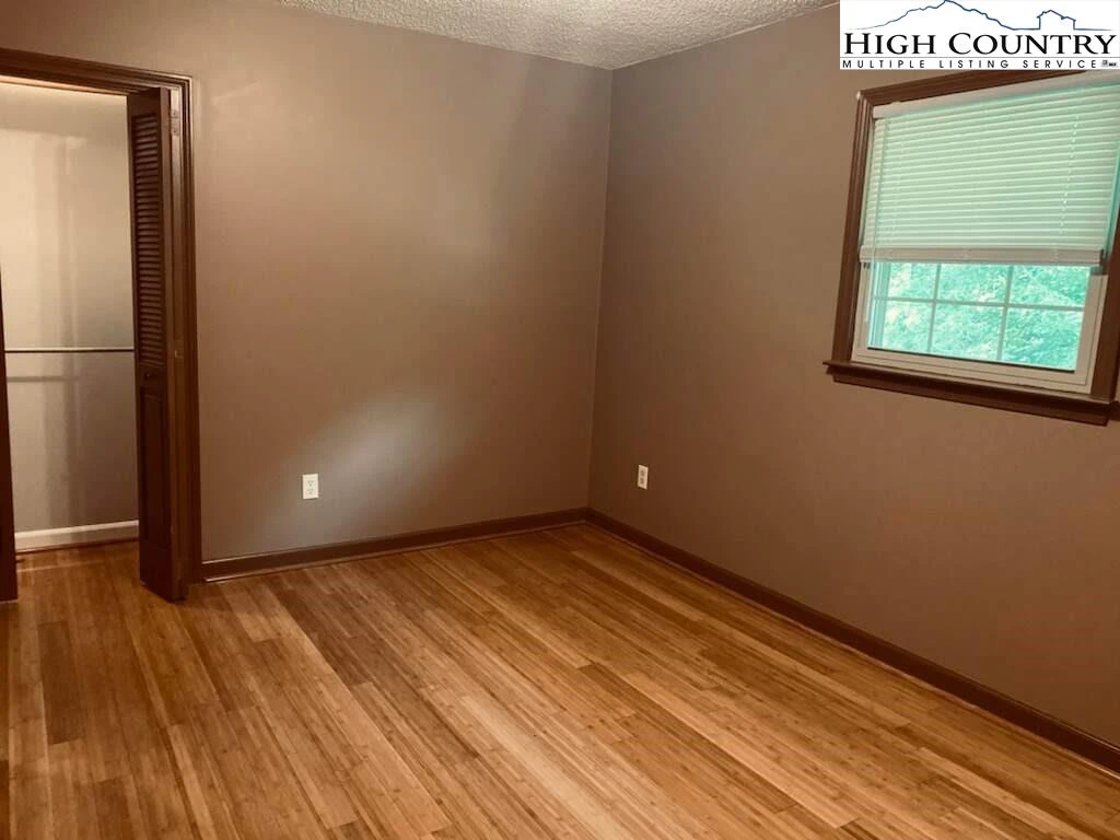 Image number 12 for the current listing