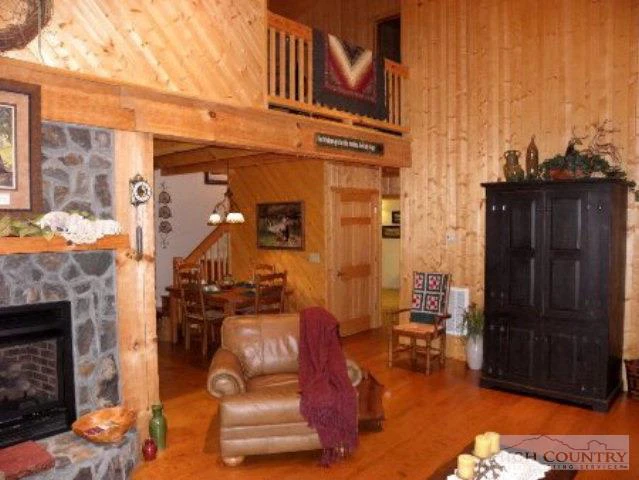 Image number 3 for the current listing