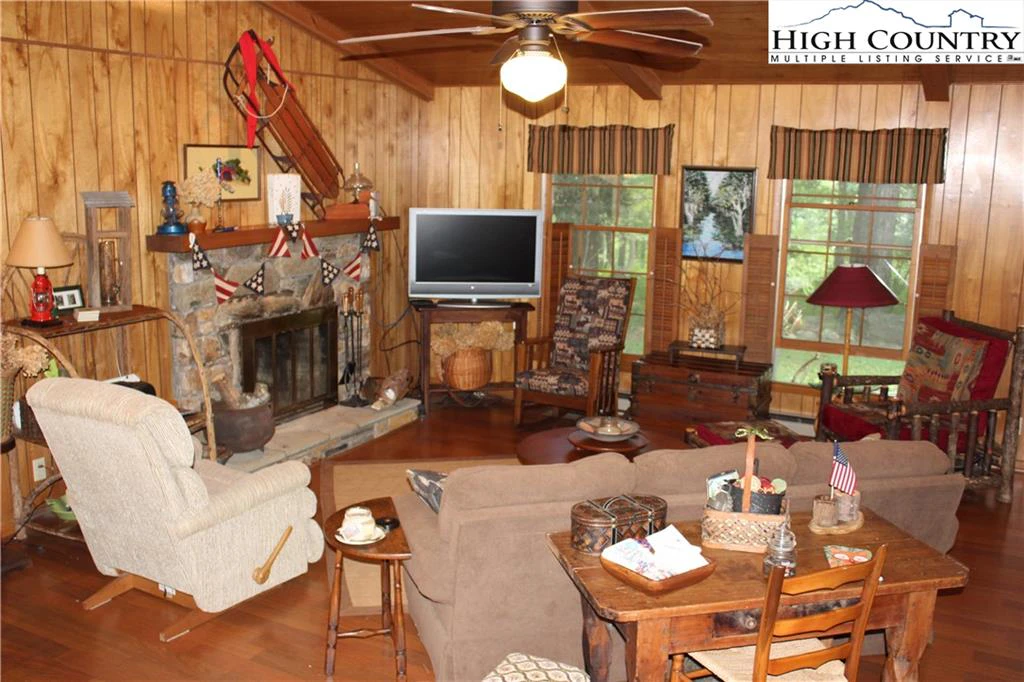 Image number 13 for the current listing