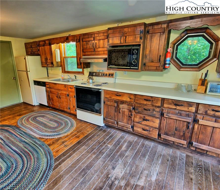 Image number 12 for the current listing
