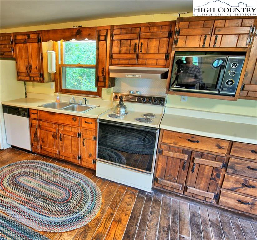 Image number 2 for the current listing
