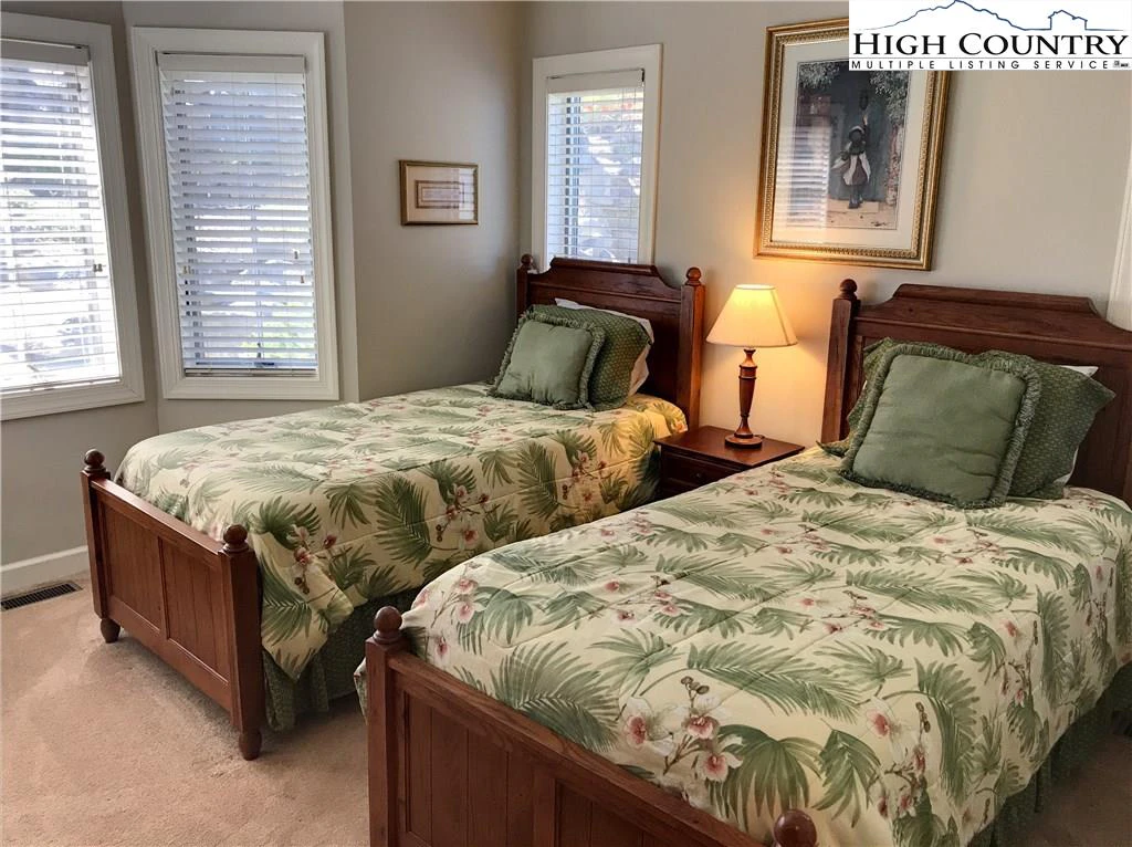 Image number 9 for the current listing