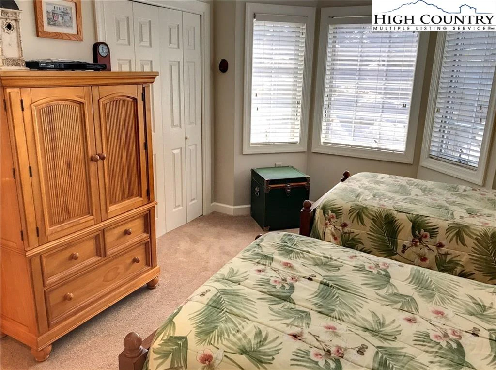 Image number 2 for the current listing