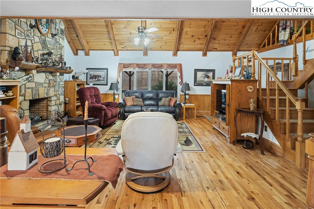 Image number 27 for the current listing