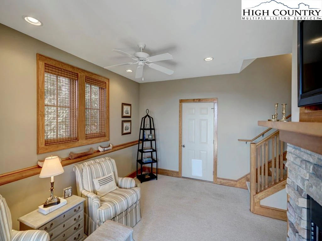 Image number 5 for the current listing