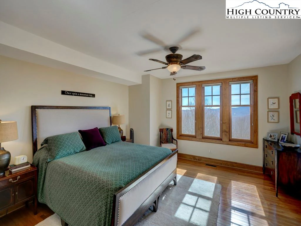 Image number 9 for the current listing