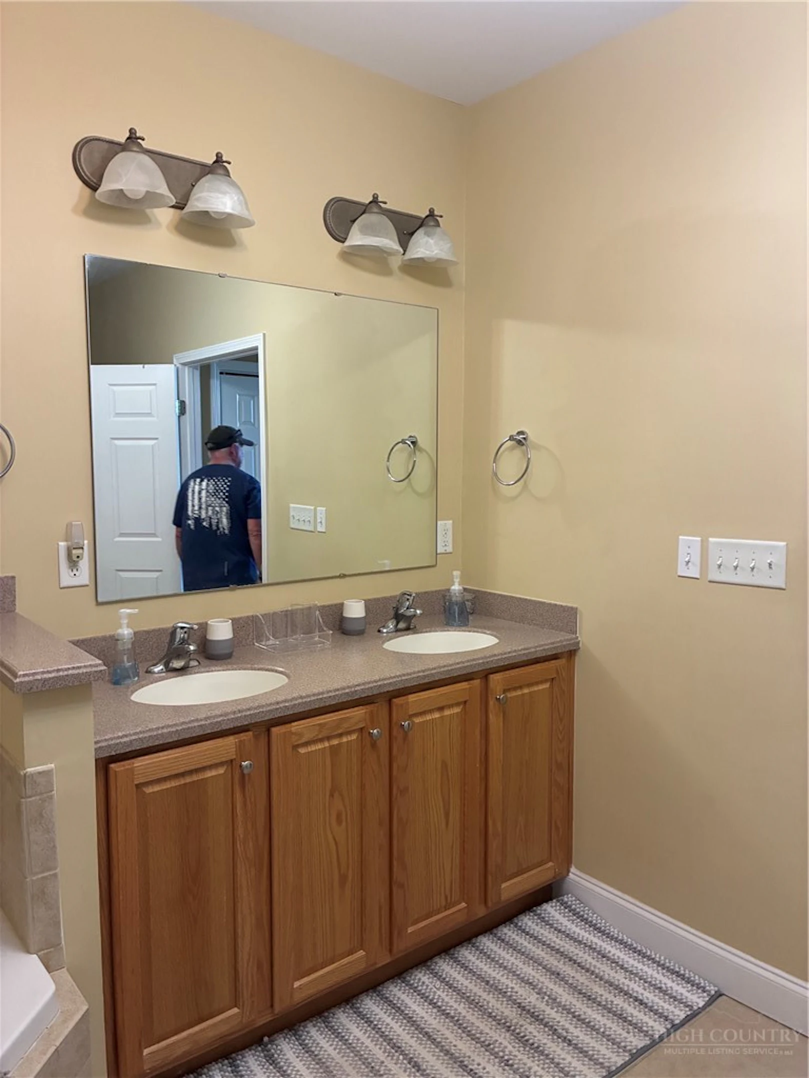 Image number 13 for the current listing