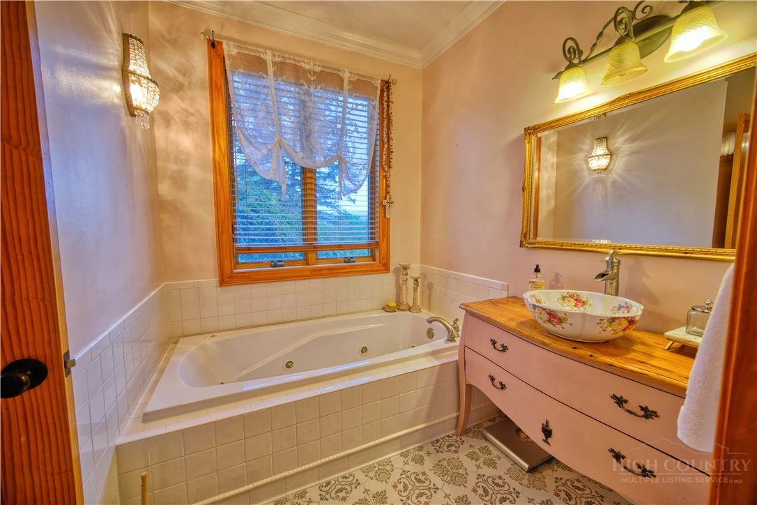 Image number 14 for the current listing