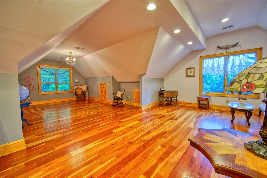 Image number 5 for the current listing