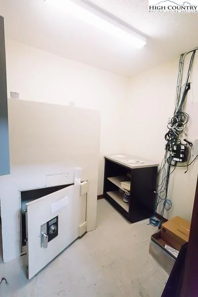 Image number 3 for the current listing
