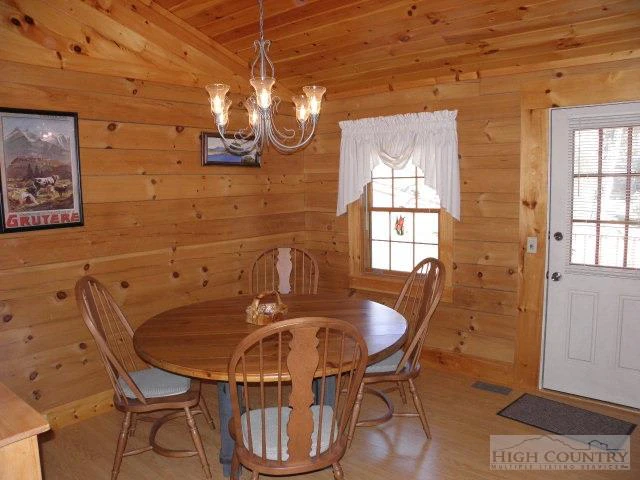 Image number 28 for the current listing