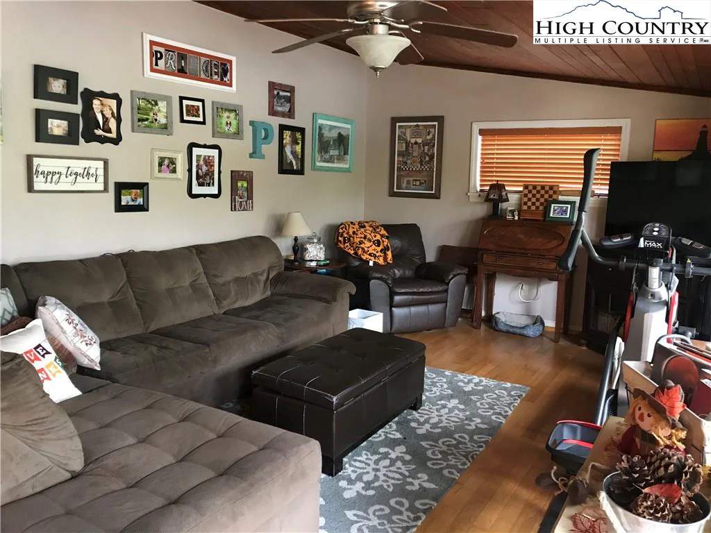 Image number 3 for the current listing
