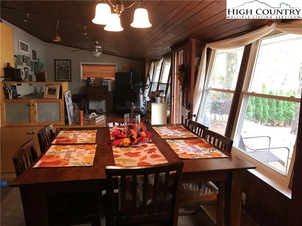 Image number 4 for the current listing