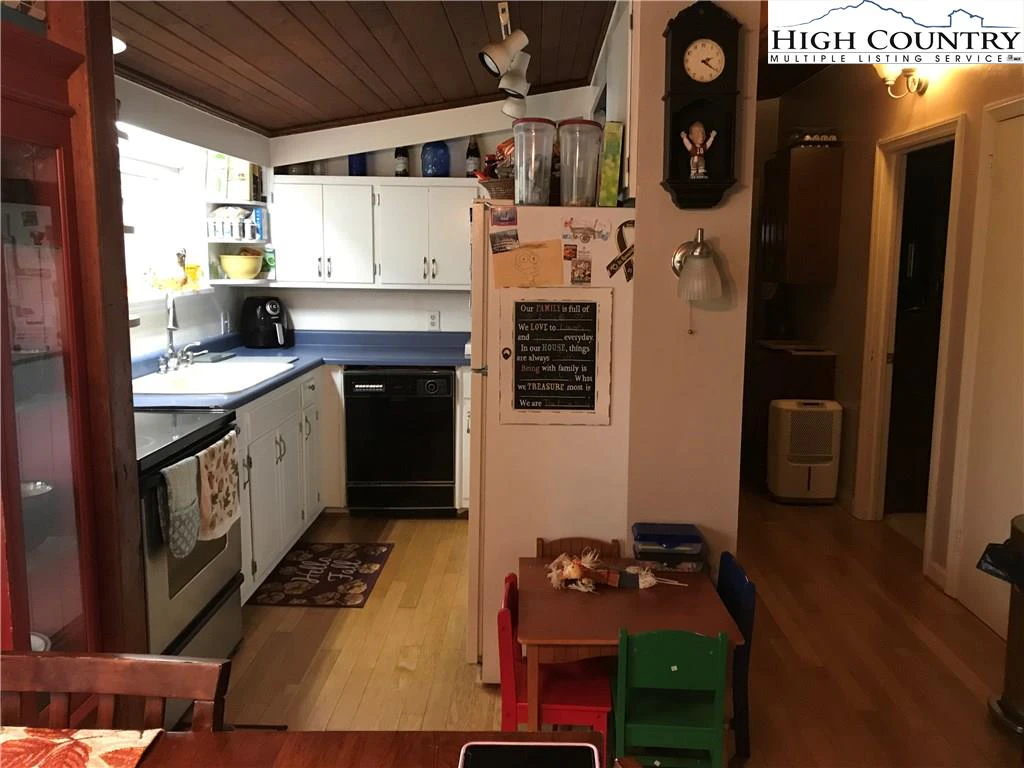 Image number 5 for the current listing